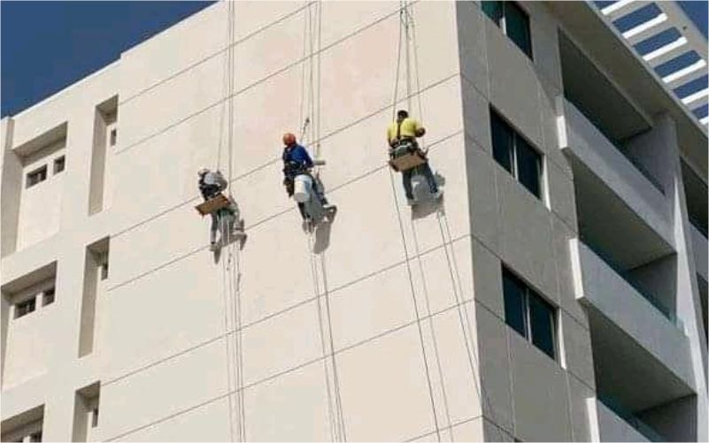 Trabajos en altura realizado mediante trabajos especializados en altura